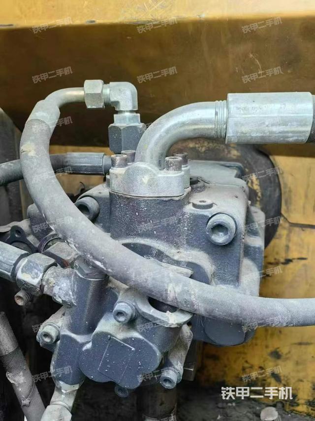 液壓泵艙室正面整體(整機(jī)外觀) 液壓泵艙室正面整體(整機(jī)外觀)