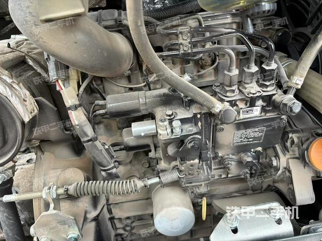 液壓泵艙室正面整體(整機外觀) 液壓泵艙室正面整體(整機外觀)