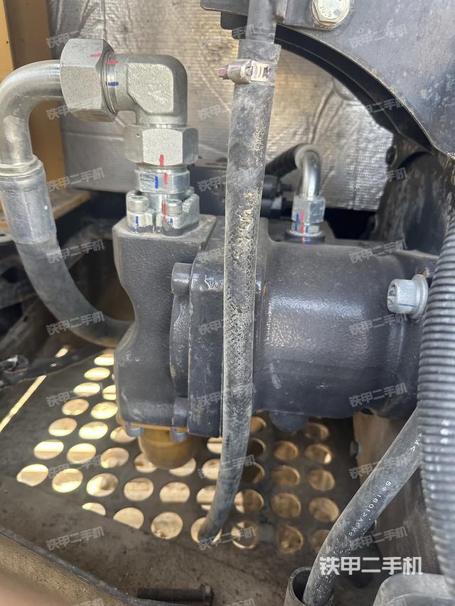 液壓泵艙室正面整體(整機(jī)外觀) 液壓泵艙室正面整體(整機(jī)外觀)