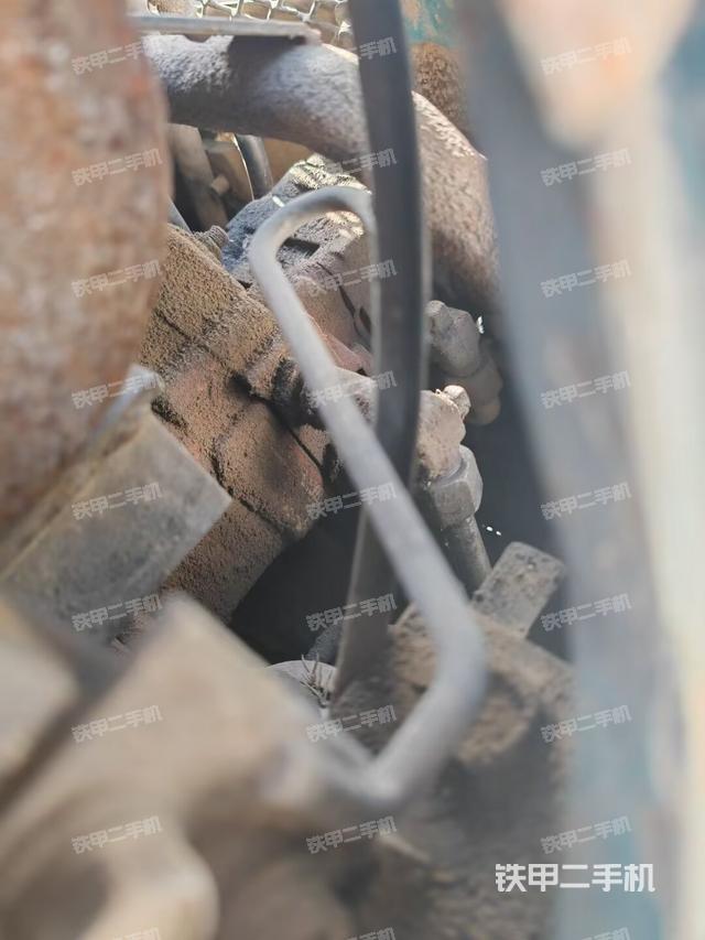 液壓泵艙室正面整體（整機外觀）