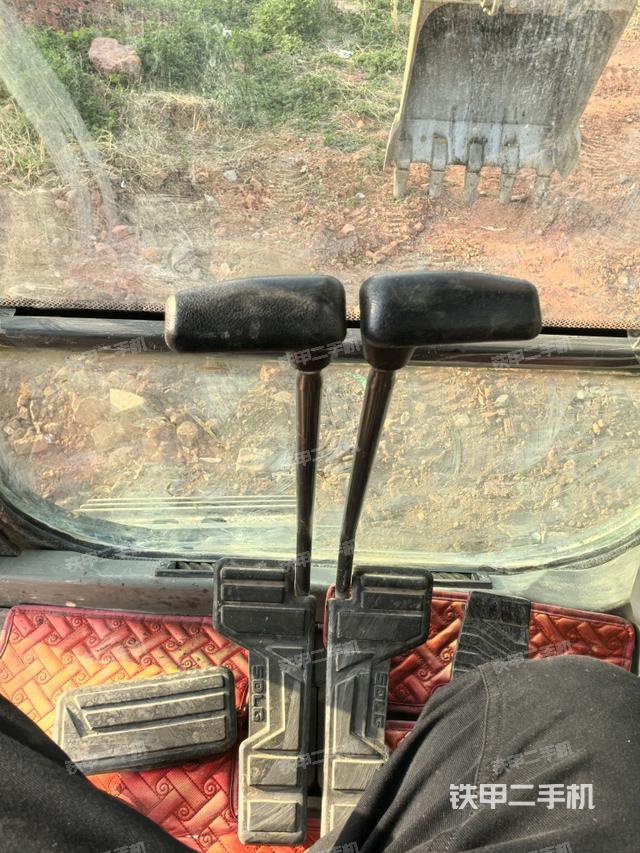 行走控制手柄和踏板?俯拍（駕駛室部分）