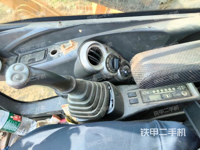 座椅右側(cè)控制臺(tái)/鑰匙門/油門/含右手柄（駕駛室部分）