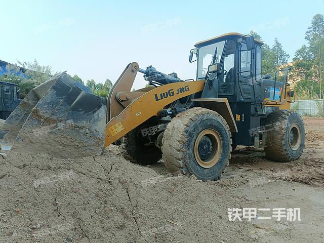 駕駛室操作臺(tái)(整機(jī)外觀及大件) 駕駛室操作臺(tái)(整機(jī)外觀及大件)