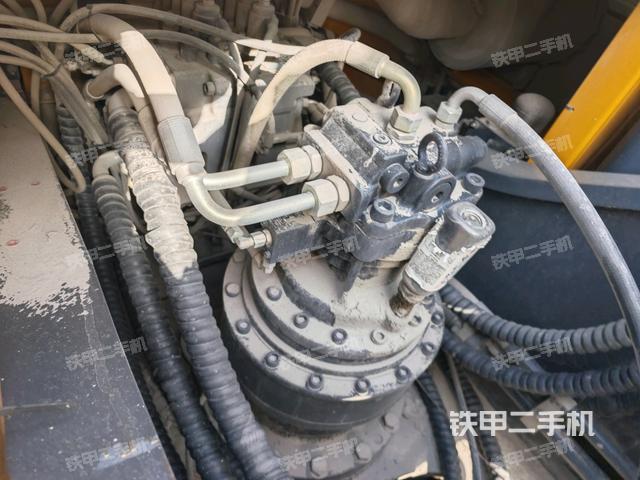 回轉(zhuǎn)馬達和主控閥(整機外觀) 回轉(zhuǎn)馬達和主控閥(整機外觀)