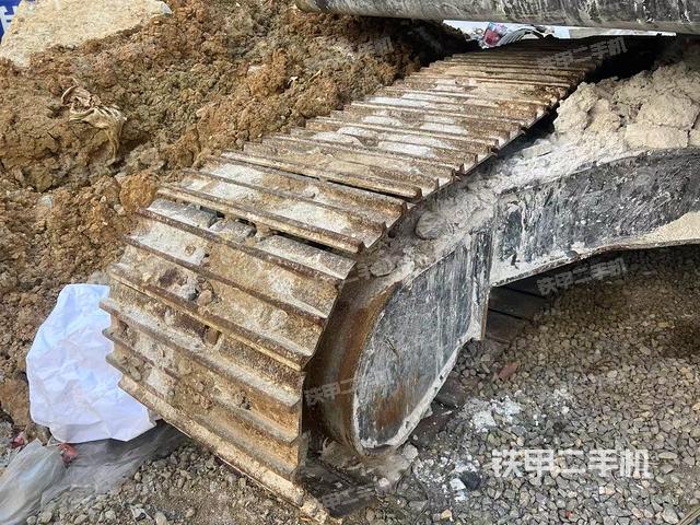 單側(cè)履帶整體(整機(jī)外觀) 單側(cè)履帶整體(整機(jī)外觀)