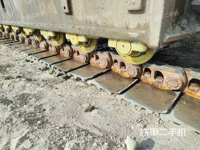 單側(cè)履帶整體(整機外觀) 單側(cè)履帶整體(整機外觀)