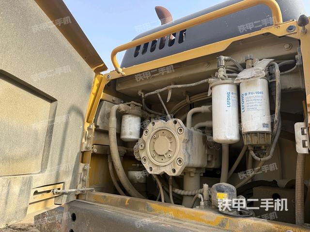 液壓泵艙室正面整體(整機(jī)外觀) 液壓泵艙室正面整體(整機(jī)外觀)