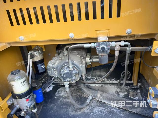 液壓泵艙室正面整體(整機(jī)外觀) 液壓泵艙室正面整體(整機(jī)外觀)