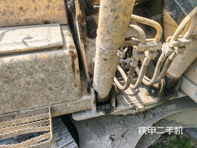 鏟斗右后整體(工作和回轉(zhuǎn)裝置) 鏟斗右后整體(工作和回轉(zhuǎn)裝置)