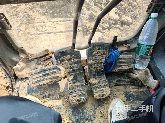 左后方玻璃角標(biāo)（駕駛室部分）