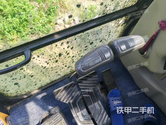 行走控制手柄和踏板?俯拍(駕駛室部分) 行走控制手柄和踏板?俯拍(駕駛室部分)