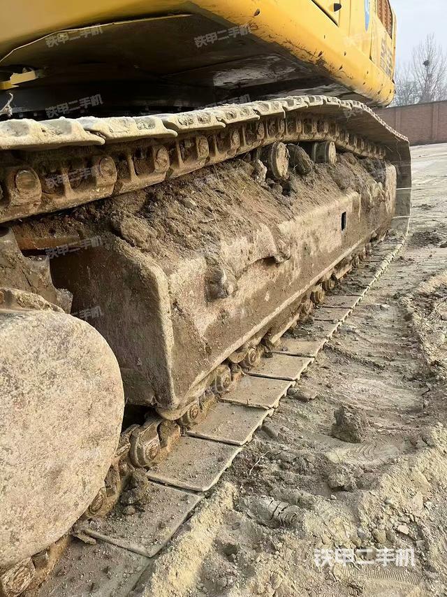 單側(cè)履帶整體(整機(jī)外觀) 單側(cè)履帶整體(整機(jī)外觀)