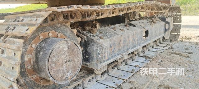 單側(cè)履帶整體(整機(jī)外觀) 單側(cè)履帶整體(整機(jī)外觀)