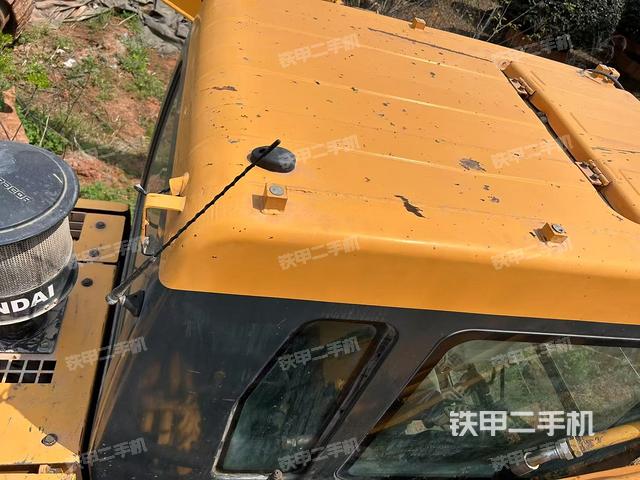 駕駛室頂部(整機外觀) 駕駛室頂部(整機外觀)