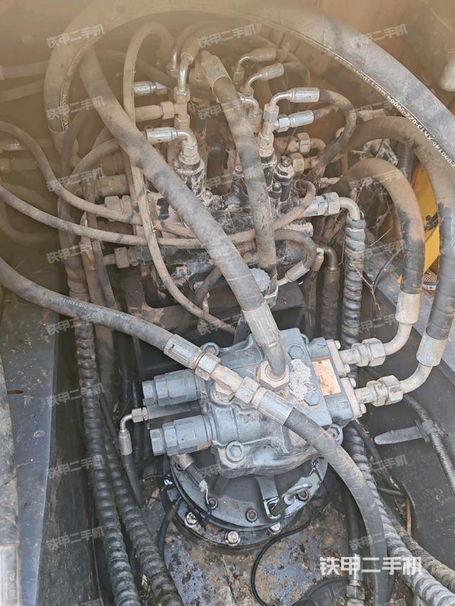 回轉(zhuǎn)馬達(dá)和主控閥（整機(jī)外觀）