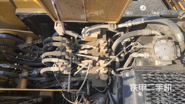 回轉(zhuǎn)馬達(dá)和主控閥（整機外觀）