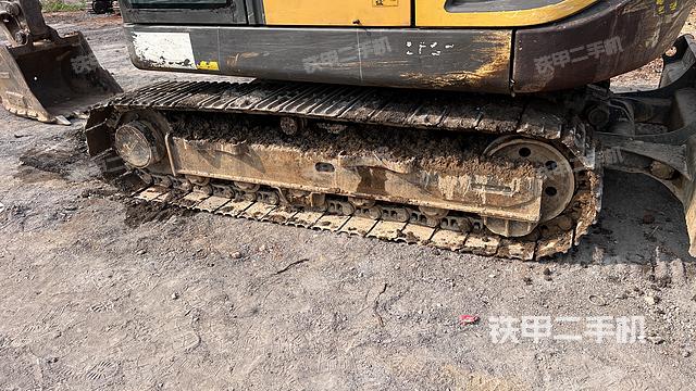 單側(cè)履帶整體(整機(jī)外觀) 單側(cè)履帶整體(整機(jī)外觀)