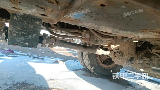 駕駛室頂部(整機(jī)外觀) 駕駛室頂部(整機(jī)外觀)