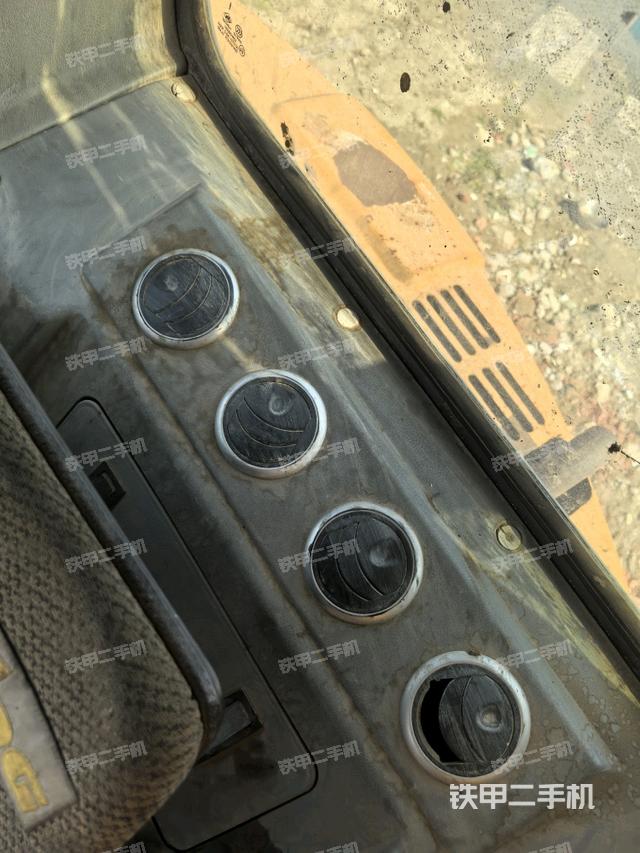 行走控制手柄和踏板?俯拍（駕駛室部分）