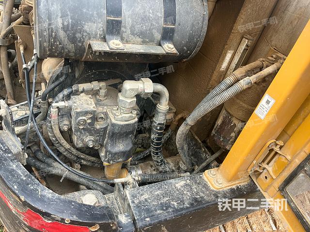 液压泵舱室正面整体（整机外观）