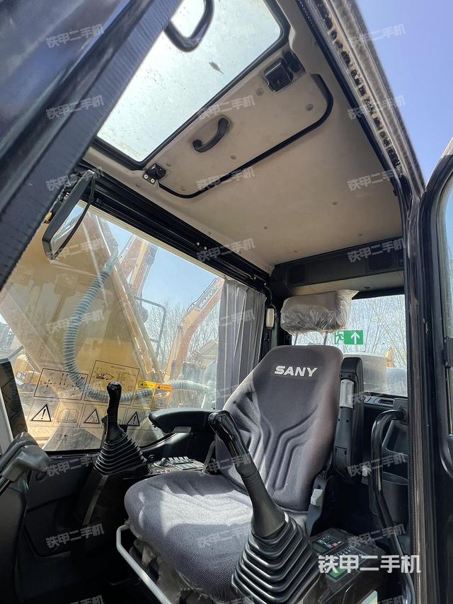 駕駛室整體(整機外觀) 駕駛室整體(整機外觀)