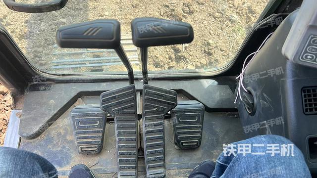 行走控制手柄和踏板?俯拍（駕駛室部分）