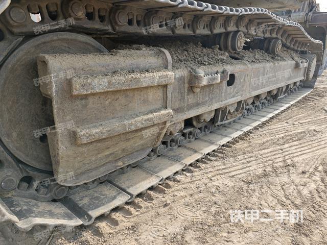 單側(cè)履帶整體(整機(jī)外觀) 單側(cè)履帶整體(整機(jī)外觀)