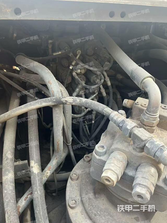 回轉(zhuǎn)馬達(dá)和主控閥(整機(jī)外觀) 回轉(zhuǎn)馬達(dá)和主控閥(整機(jī)外觀)