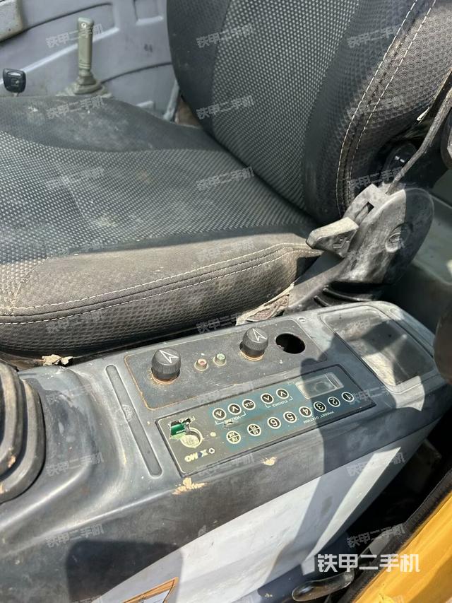 座椅左側(cè)控制臺/音響/含左手柄（駕駛室部分）