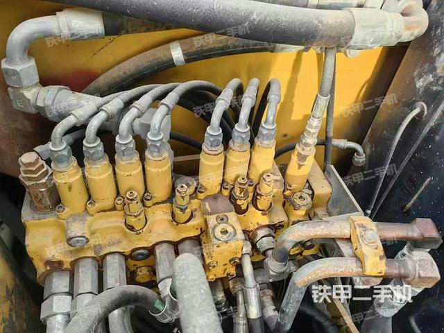 回轉(zhuǎn)馬達(dá)和主控閥(整機(jī)外觀) 回轉(zhuǎn)馬達(dá)和主控閥(整機(jī)外觀)