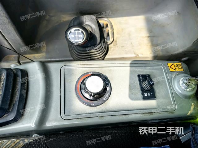座椅右側(cè)控制臺(tái)/鑰匙門/油門/含右手柄(駕駛室部分) 座椅右側(cè)控制臺(tái)/鑰匙門/油門/含右手柄(駕駛室部分)