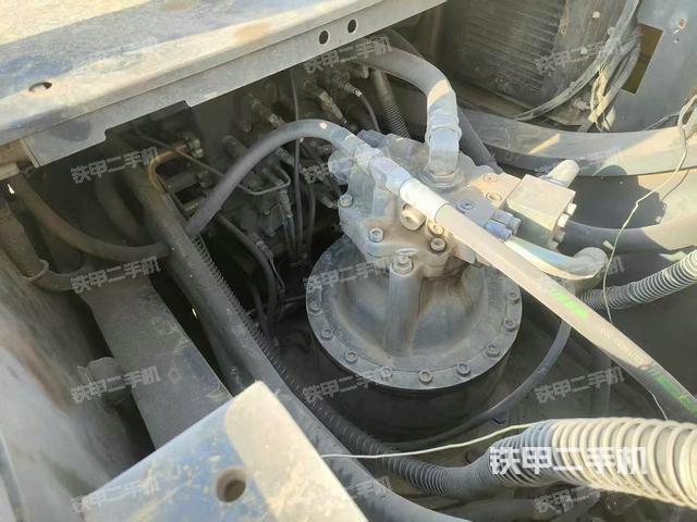 回轉(zhuǎn)馬達和主控閥(整機外觀) 回轉(zhuǎn)馬達和主控閥(整機外觀)