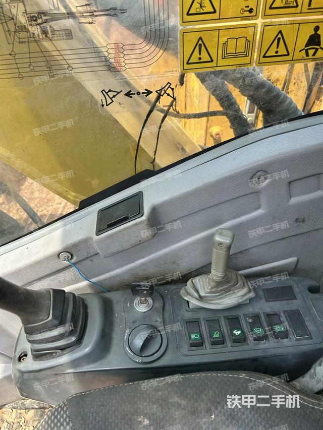 座椅右側(cè)控制臺/鑰匙門/油門/含右手柄（駕駛室部分）