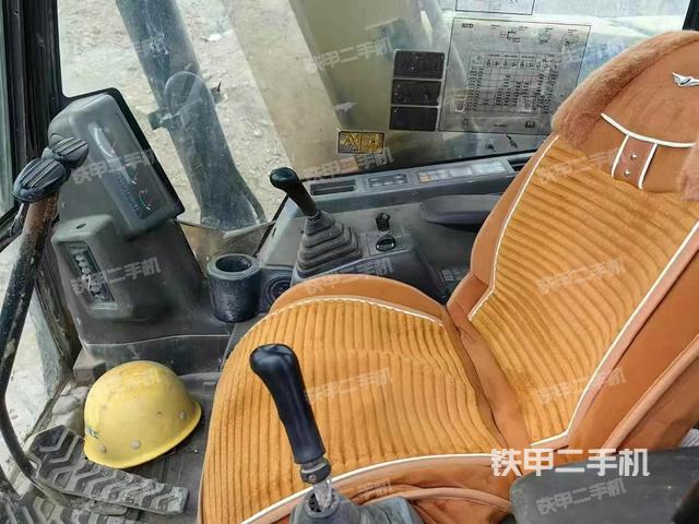 駕駛室整體(整機(jī)外觀) 駕駛室整體(整機(jī)外觀)