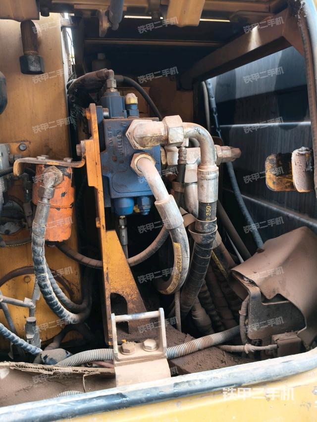 回轉(zhuǎn)馬達(dá)和主控閥（整機(jī)外觀）