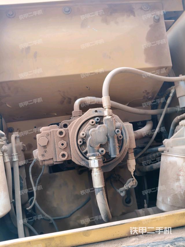 液壓泵艙室正面整體（整機外觀）