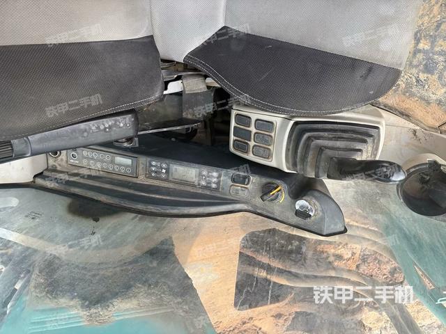 行走控制手柄和踏板?俯拍(駕駛室部分) 行走控制手柄和踏板?俯拍(駕駛室部分)