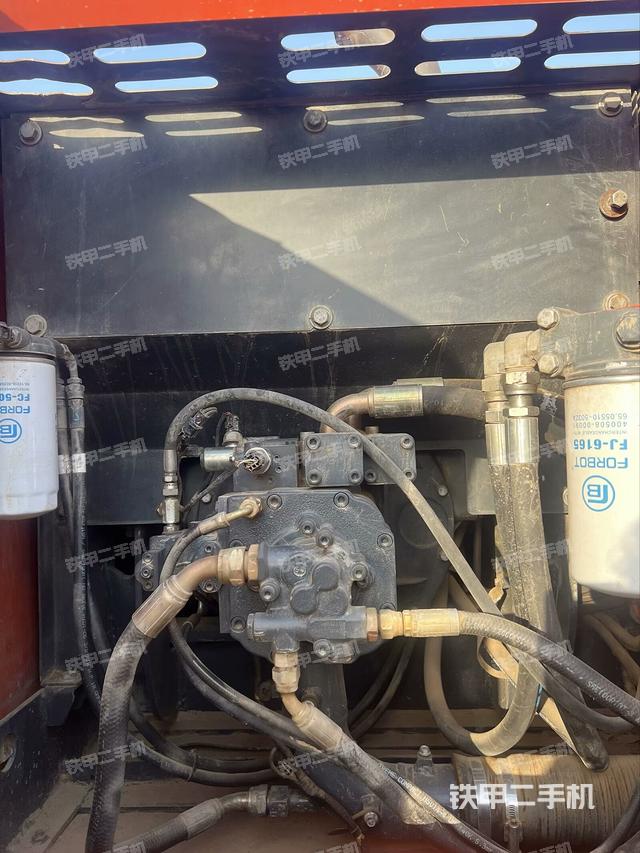 液压泵舱室正面整体（整机外观）