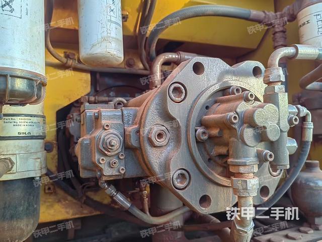 液壓泵艙室正面整體（整機(jī)外觀）