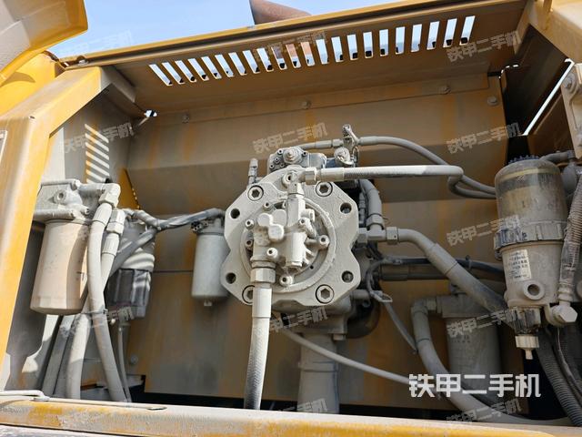 液壓泵艙室正面整體(整機外觀) 液壓泵艙室正面整體(整機外觀)