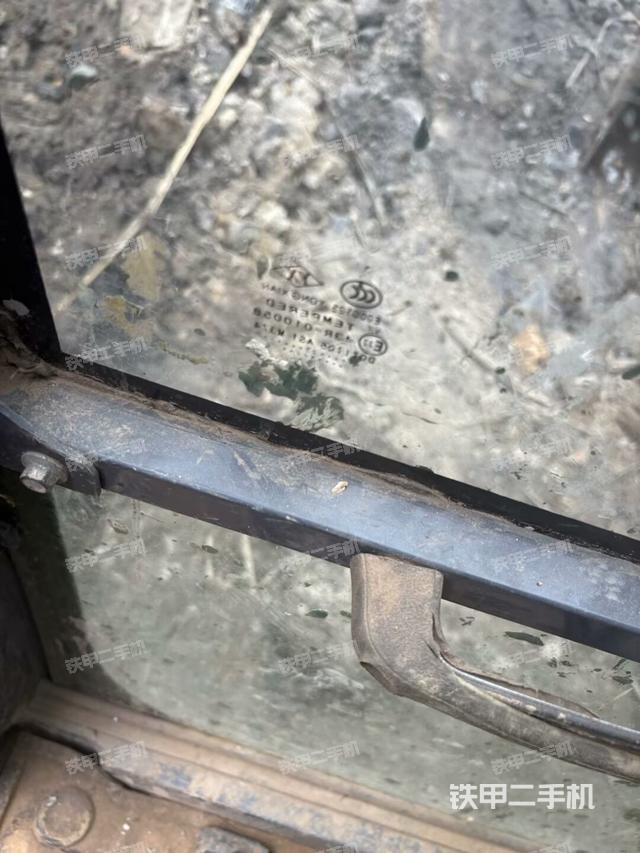 行走控制手柄和踏板?俯拍(駕駛室部分) 行走控制手柄和踏板?俯拍(駕駛室部分)