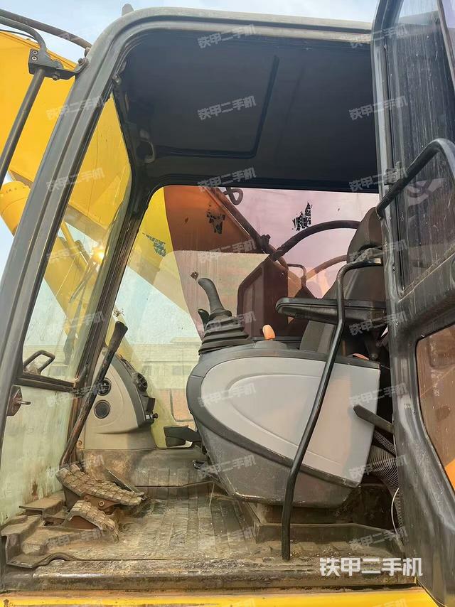 駕駛室頂部(整機(jī)外觀) 駕駛室頂部(整機(jī)外觀)