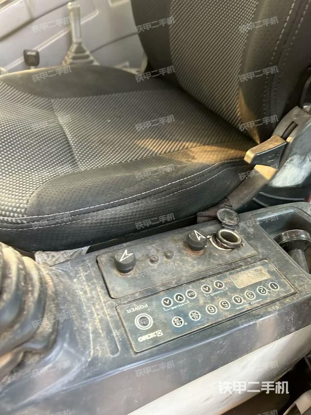 座椅左側(cè)控制臺/音響/含左手柄（駕駛室部分）