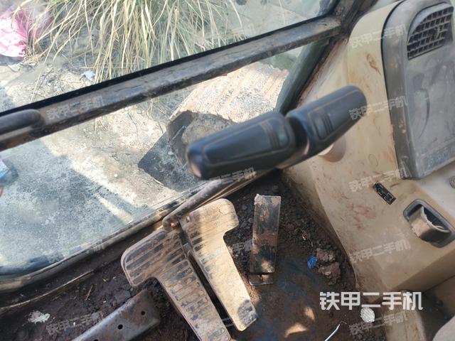 左后方玻璃角標(駕駛室部分) 左后方玻璃角標(駕駛室部分)