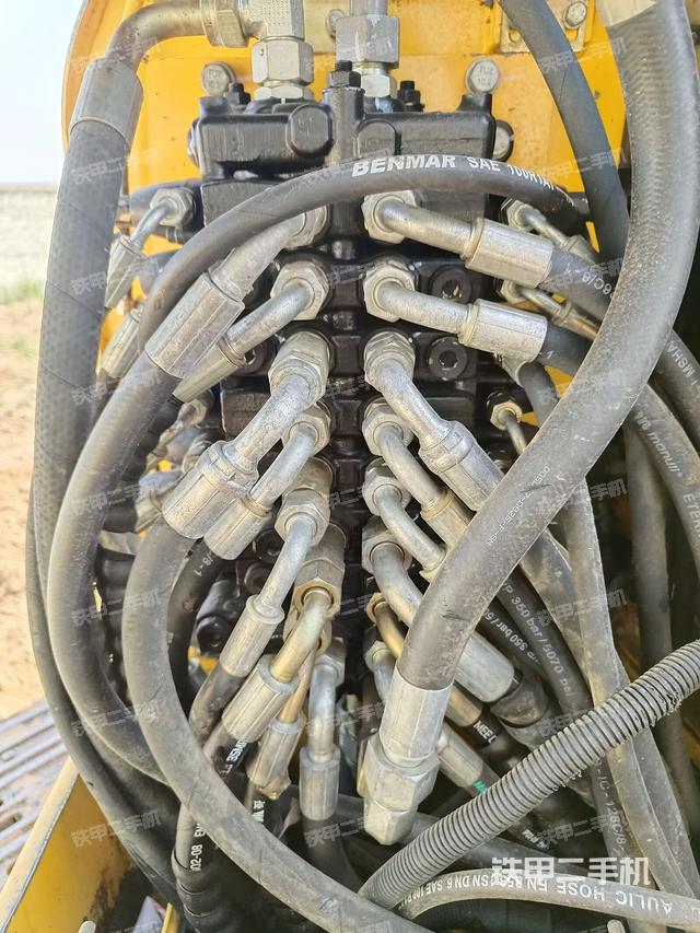 回轉(zhuǎn)馬達(dá)和主控閥（整機(jī)外觀）