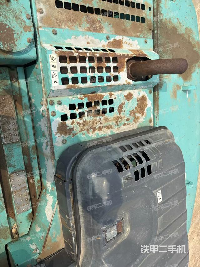 鏟斗右后整體(工作和回轉(zhuǎn)裝置) 鏟斗右后整體(工作和回轉(zhuǎn)裝置)