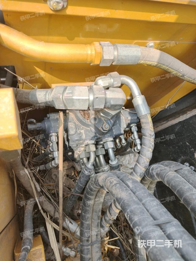 回轉(zhuǎn)馬達(dá)和主控閥（整機(jī)外觀）