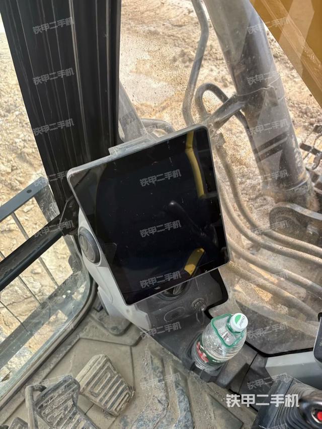 行走控制手柄和踏板?俯拍（駕駛室部分）