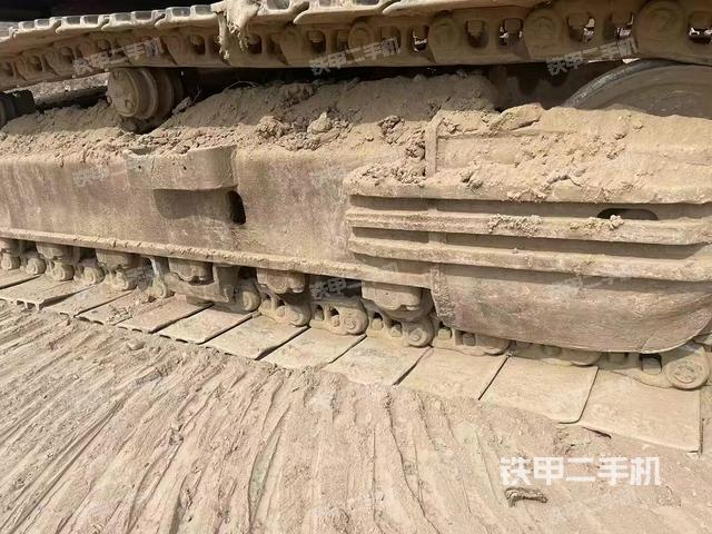 單側(cè)履帶整體(整機(jī)外觀) 單側(cè)履帶整體(整機(jī)外觀)