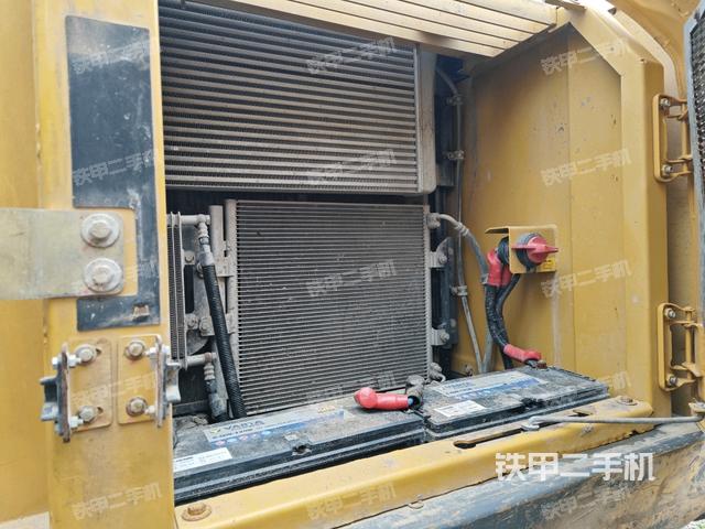 散熱器正面(大件艙室) 散熱器正面(大件艙室)